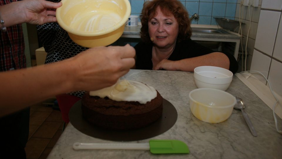 V misce smícháme moučkový cukr s citronovou šťávou. Přilejeme rozpuštěné máslo a opět promícháme