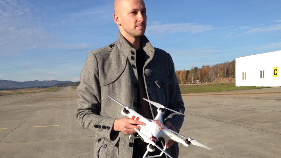 Ladislav Bartuška z Vysoké školy technické a ekonomické v Českých Budějovicích předvedl svůj dron přímo na letišti