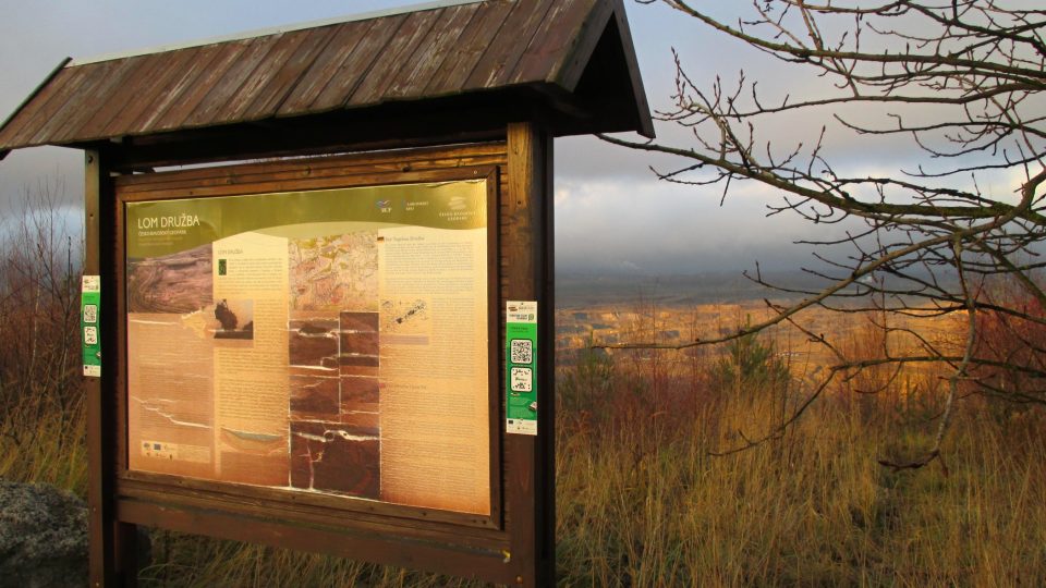 U lomu Družba se také mnohé dozvíte z informačního panelu