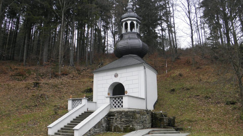 Královská studánka po opravě, o kterou se z velké části zasloužili i skauti