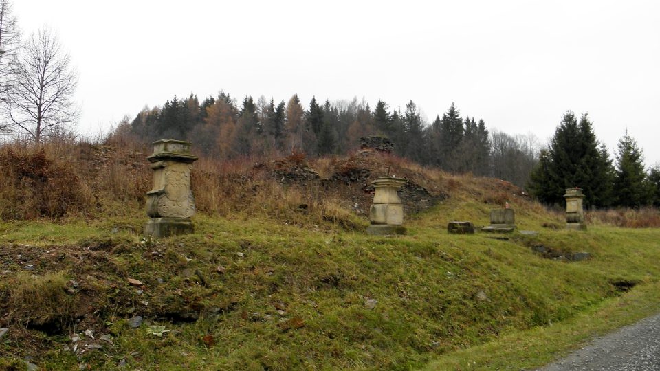 Z bývalého kláštěra nad studánkou zbyly jen ruiny