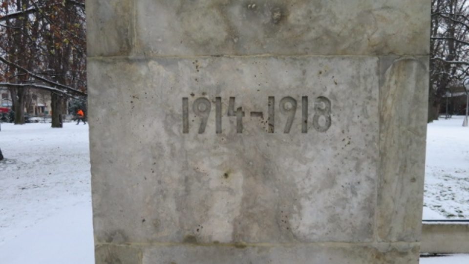 Monumentální pomník s názvem „Na Stráž!“ byl v roce 1931 odhalen na Bělském náměstí 