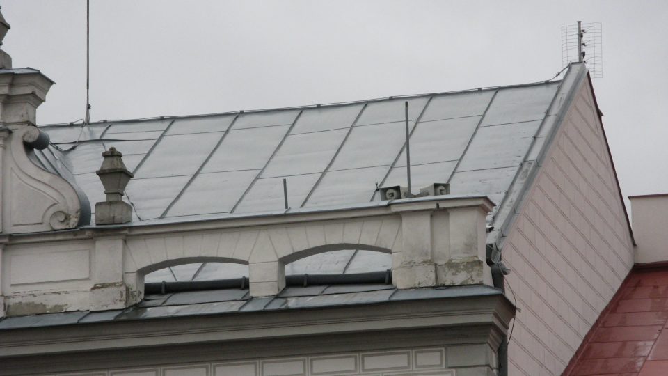 Pozorný turista si reproduktorů na střeše radnice všimne