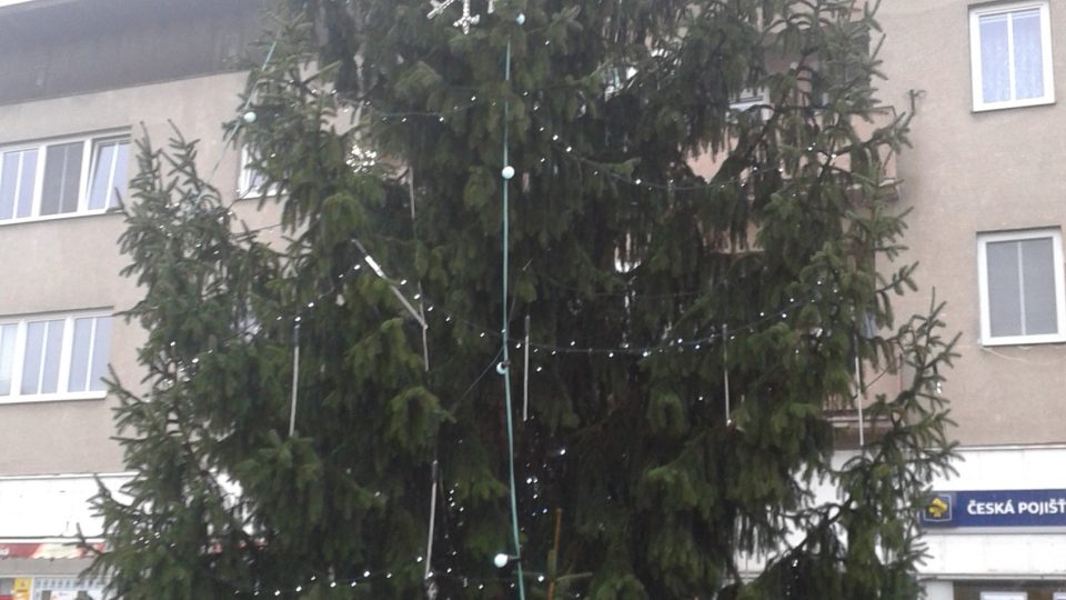 Součástí výzdoby miroslavského náměstí je i tradiční vánoční strom