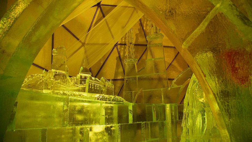 Návštěvníky Špindlerova Mlýna čeká zajímavá atrakce - pokud budou chtít, mohou se novou lanovkou nechat vyvézt k unikátnímu ledáriu, ve kterém uvidí sochy z ledu
