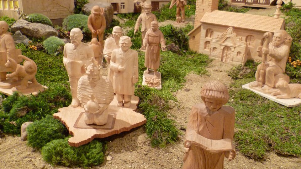 V betlému v Schumpeterově domě najdete i figurky známých osobností