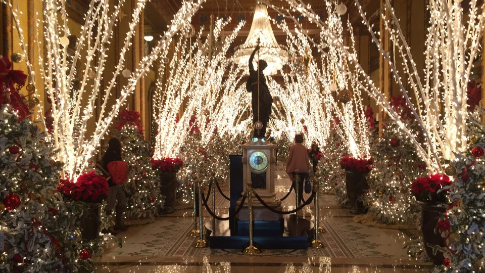 Téměř 80letou tradici má vánoční výzdoba v jednom z nejstarších a nejznámějších neworleanských hotelů