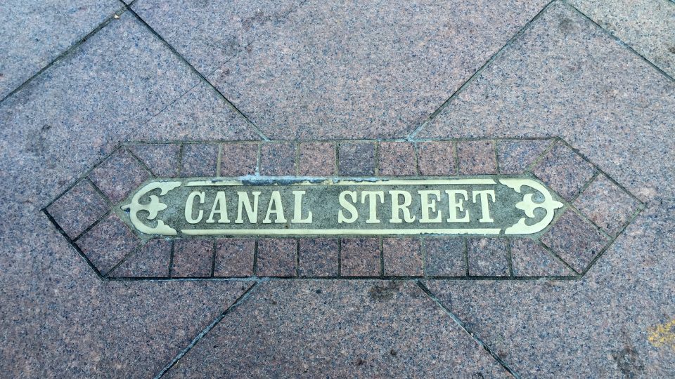 Canal Street v New Orleans. Tady stojí legendární hotel Roosevelt
