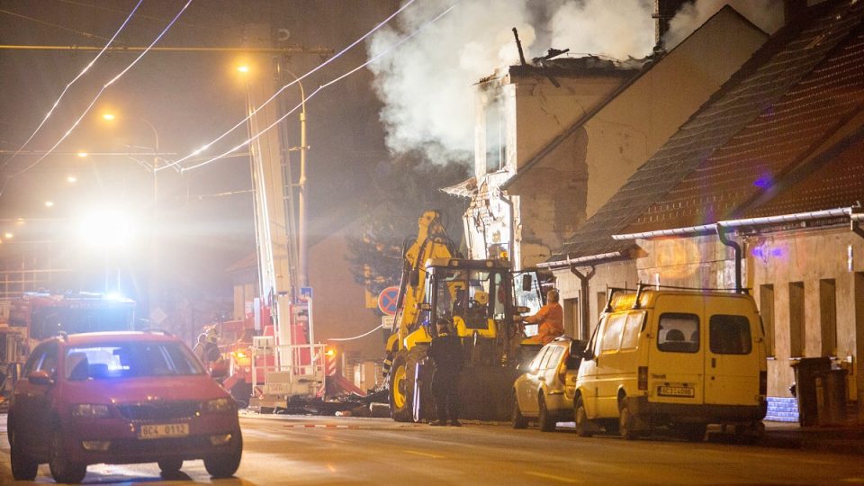 Po výbuchu a požáru v rodinném domě v Lidické ulici v Českých Budějovicích zemřeli 24. prosince tři lidé