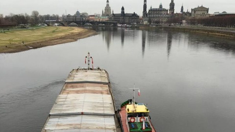 Česká nákladní loď uvízlá na mělčině v Drážďanech