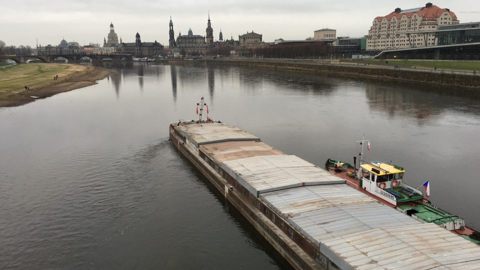 Česká nákladní loď uvízlá na mělčině v Drážďanech