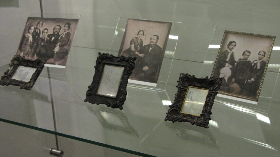 Neznámá zámožná rodina, možná z Jihlavy, si nechala vyhotovit dokonce 3 daguerrotypie