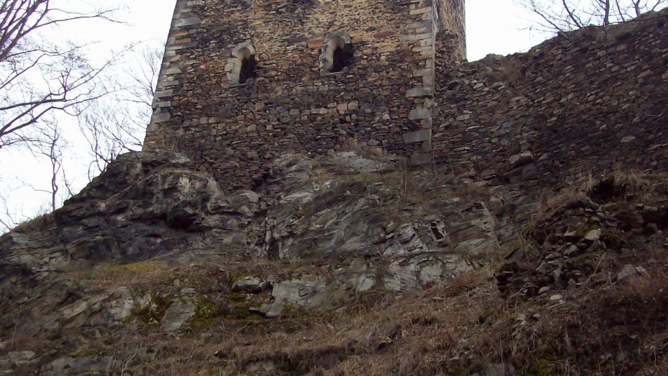 Masivní okrouhlá hradní věž poskytovala dostatečný rozhled