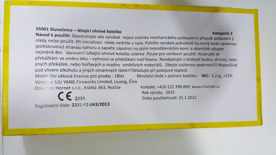 Pyrotechnika, která má všechny důležité informace i označení. Značku shody CE, datum spotřeby, návod v češtině i kategorii nebezpečnosti