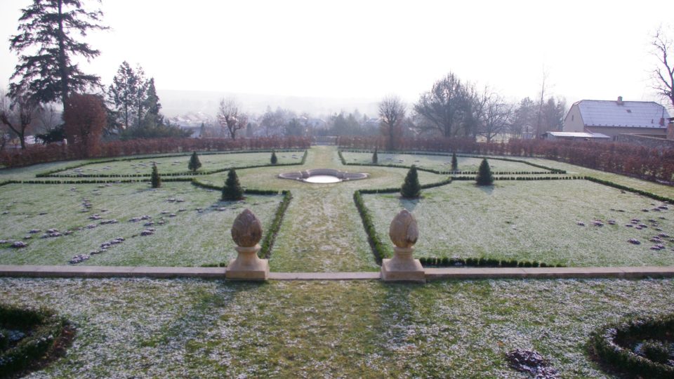 Geometrické tvary francouzské zahrady doplňuje i úchvatný výhled do kraje