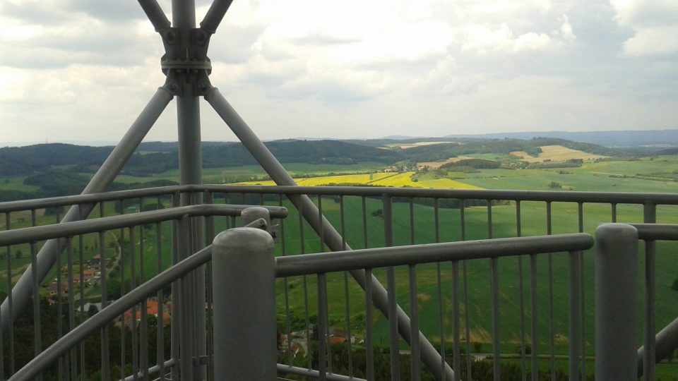 Z vyhlídkové plošiny si můžete vychutnat překrásný výhled na okolí Slapské přehrady i na meandry řeky Vltavy