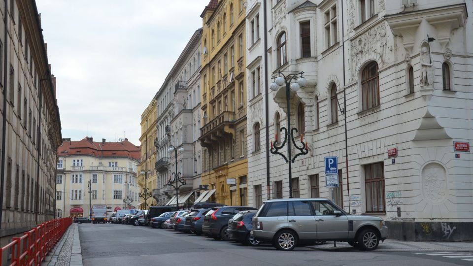 Také v Platnéřské ulici býval vyhlášený nevěstinec