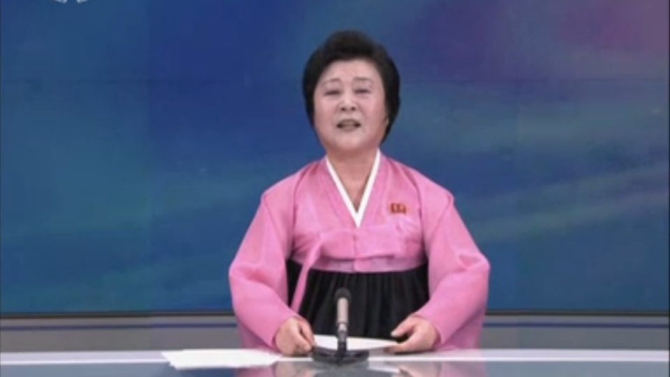 Hlasatelka severokorejské státní televize oznamuje úspěch testu vodíkové bomby