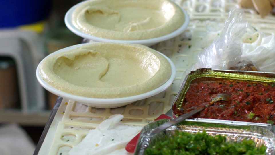 V malé kuchyni se humus připravuje na talířky