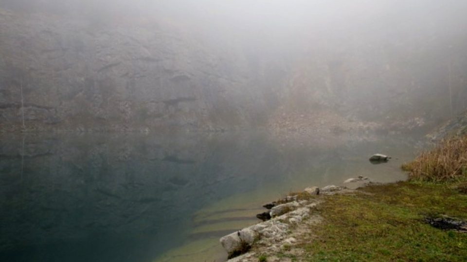 Odrazy skal ve vodě