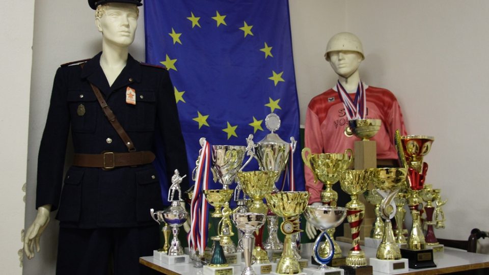 SDH Holubov bojuje v soutěži Dobráci roku. Historii připomíná hasičská uniforma z 50. let