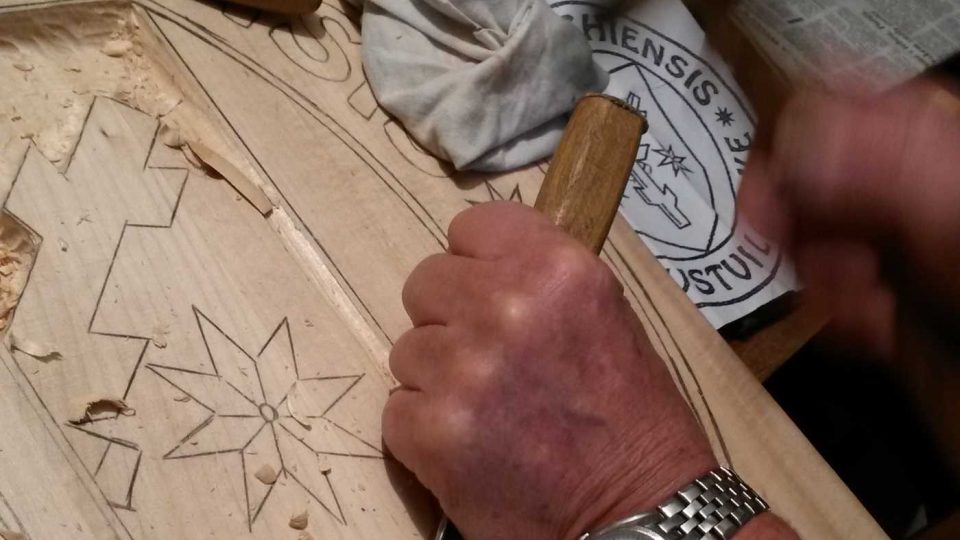 Řezbář při práci Řezbář při práci