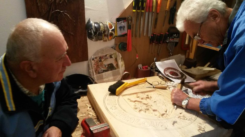 Řezbáři při práci Řezbáři při práci