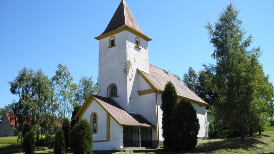 Kostel v Kozlově opravili díky příspěvku původních rodáků. Uvnitř však chybí jakékoliv vybavení