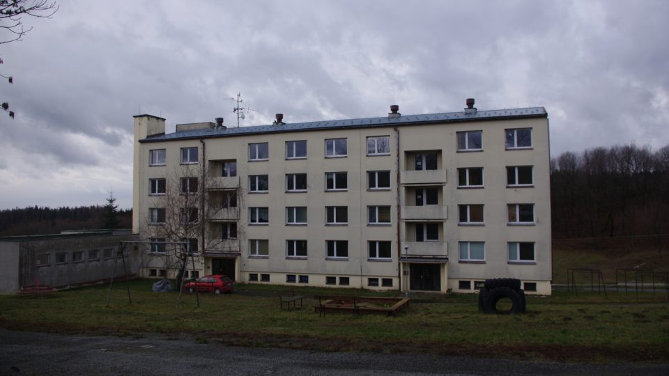 Panelák v Kozlově - právě panelové domy přejdou do majetku všech tří nových obcí