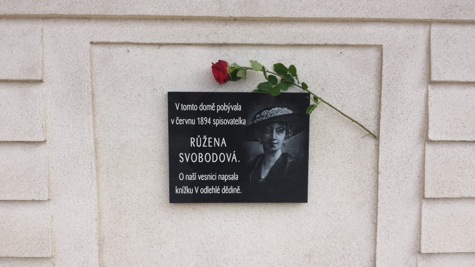Od roku 2014 připomíná pobyt spisovatelky Ruženy Svobodové na rychtě tato pamětní deska