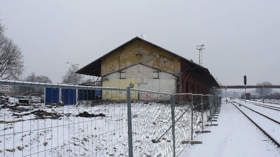 Zbytek bývalého skladu (v popředí už zdemolovaná cca. 150metrová část)