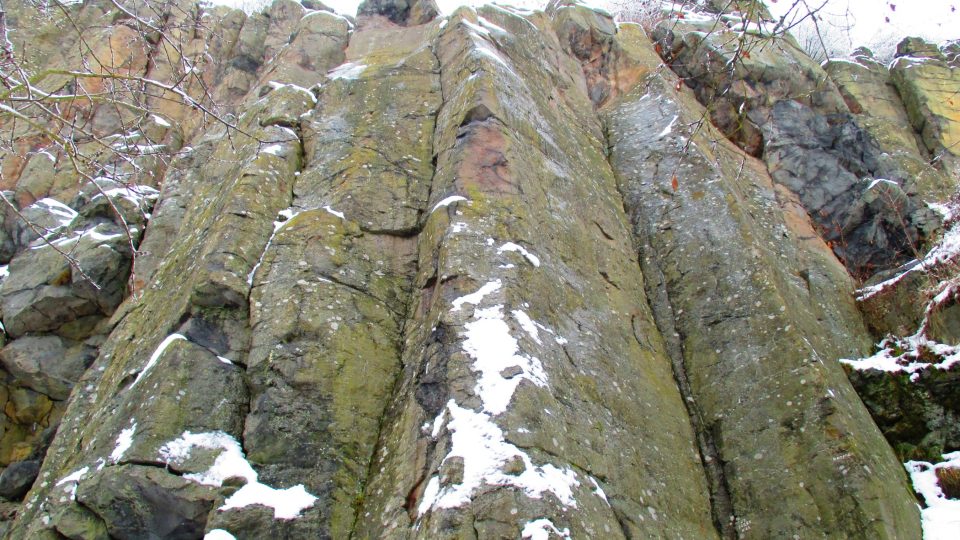 Ruční těžba v lomu zachovala přírodní ráz skal
