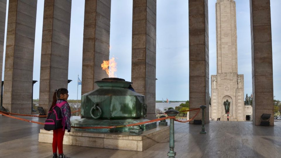 Věčný plamen na památku neznámého vojína před rozhlednou v památníku argentinské vlajky