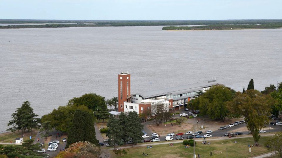 Z věže téměř není vidět na druhý břeh veletoku Paraná. Rosario je velkým přístavem pro zemědělskou produkci