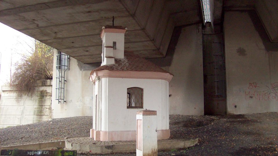 Na místě, kde kaple stála původně, se dnes vypíná jeden z pilířů mohutného dálničního přemostění