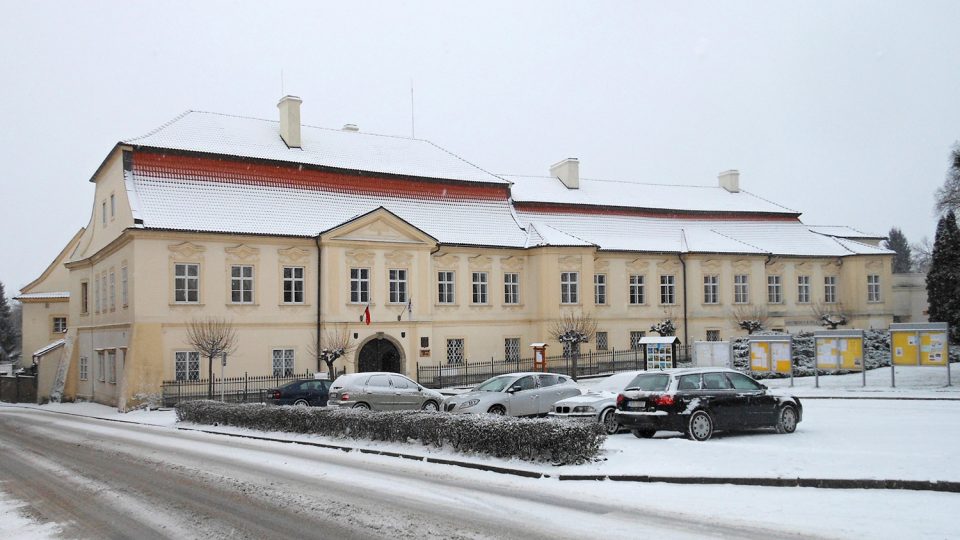 V barokním zámku v Chrasti sídlí Městský úřad a Městské muzeum 