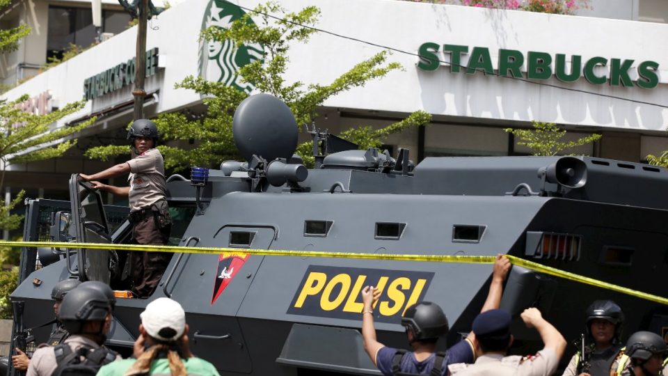 V centru indonéské Jakarty zaútočili teroristé