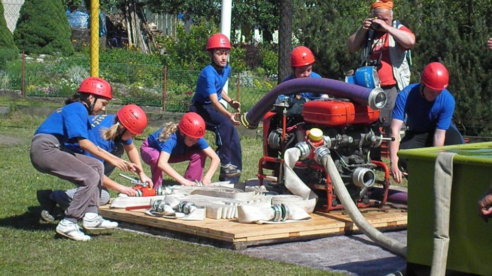 Mládež SDH Trpín na soutěži v Nedvězí v roce 2012