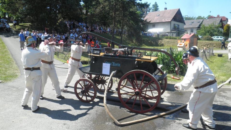 Ukázka s historickou stříkačkou pří 130 letech sboru