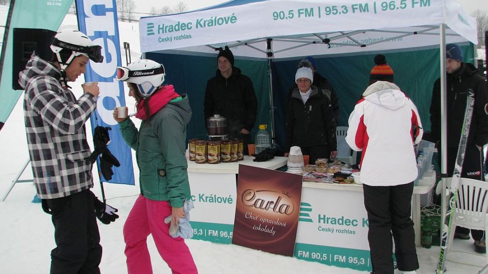 Horkou čokoládu, písničky a běžecké lyže přivezeme lyžařům přímo na svahy!