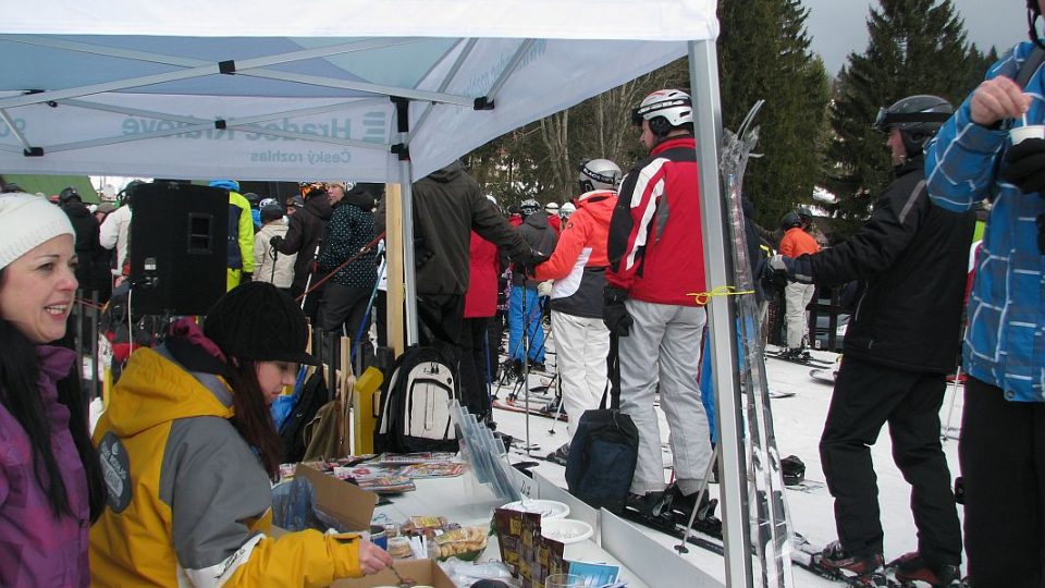 Horkou čokoládu, písničky a běžecké lyže přivezeme lyžařům přímo na svahy!