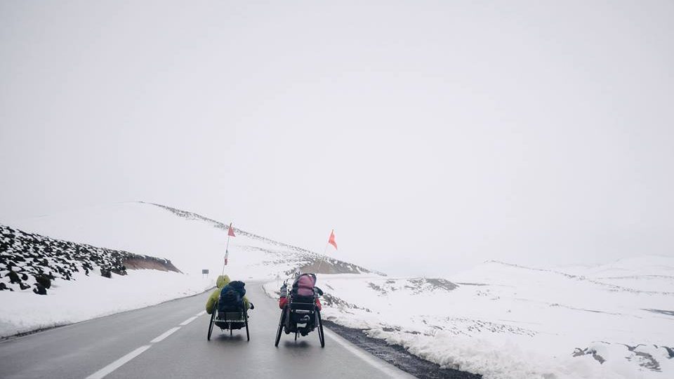 Jiří Čeloud, Martin Matěj a Pavel Přichystal projeli na handbicích Maroko. Na speciálně upravených kolech se šlape rukama