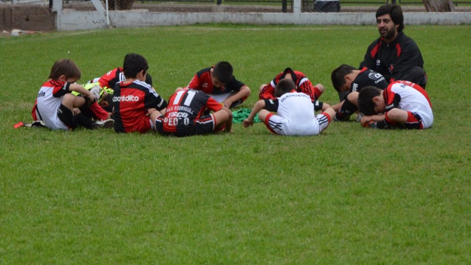 Maxi Rodríguez na zádech malého fotbalisty je internacionál, který od roku 2012 hraje zpátky ve svém Newell's Old Boys.jpg