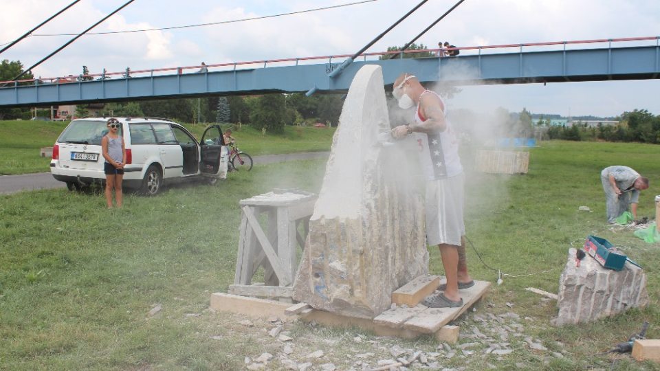 Dvoumetrová žraločí ploutev měla podle záměru umělců zdobit koryto řeky Berounky u Dobřichovic. Plastika vznikla v rámci sympozia Cesta mramoru