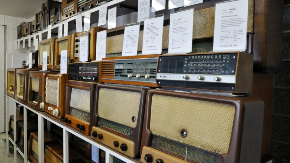 V muzeu najdete i předválečné radiopřijímače vyráběné v Přelouči