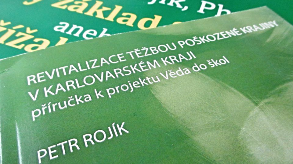 Pracovna Petra Rojíka je plná plakátů na přednášky i publikací