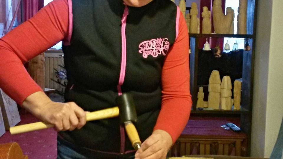 Řezbářka Marie Knápková ve své 'dílně' Řezbářka Marie Knápková ve své 'dílně'