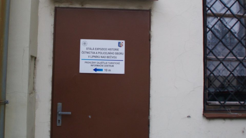 Nenápadné dveře v policejní stanici skrývají muzeum