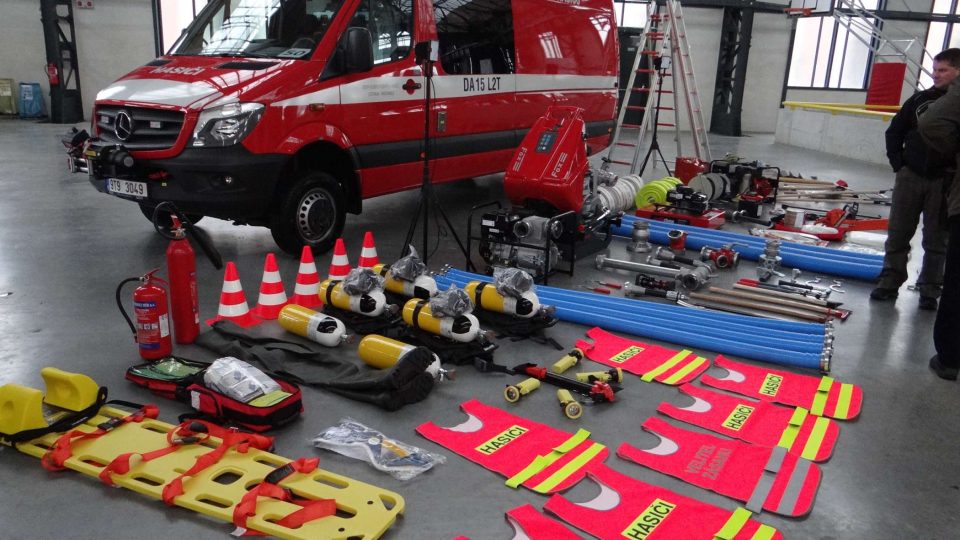 Předávání nové techniky hasičům a záchranářům