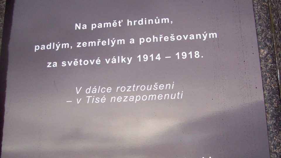 Nově se nainstalovala pamětní deska s česko-německým nápisem